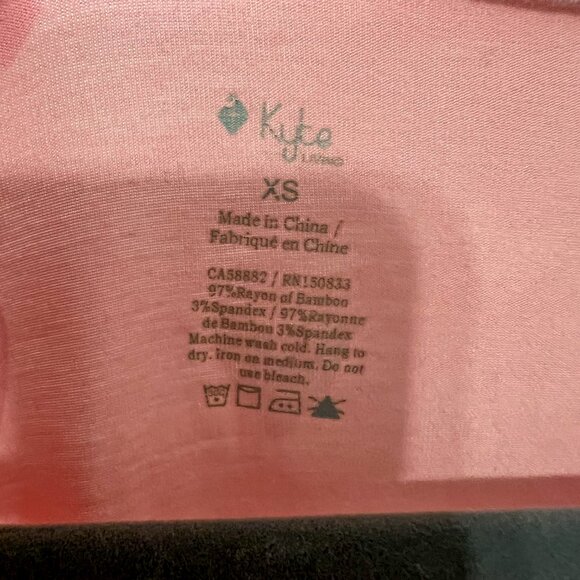 Kyte Baby Women's Bamboo Relaxed Fit Pink Hearts V-Neck Top Size XS - Picture 2 of 3